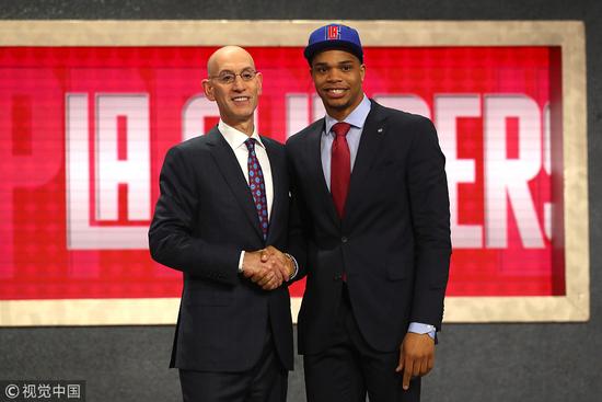 年仅背景出 年仅背景出